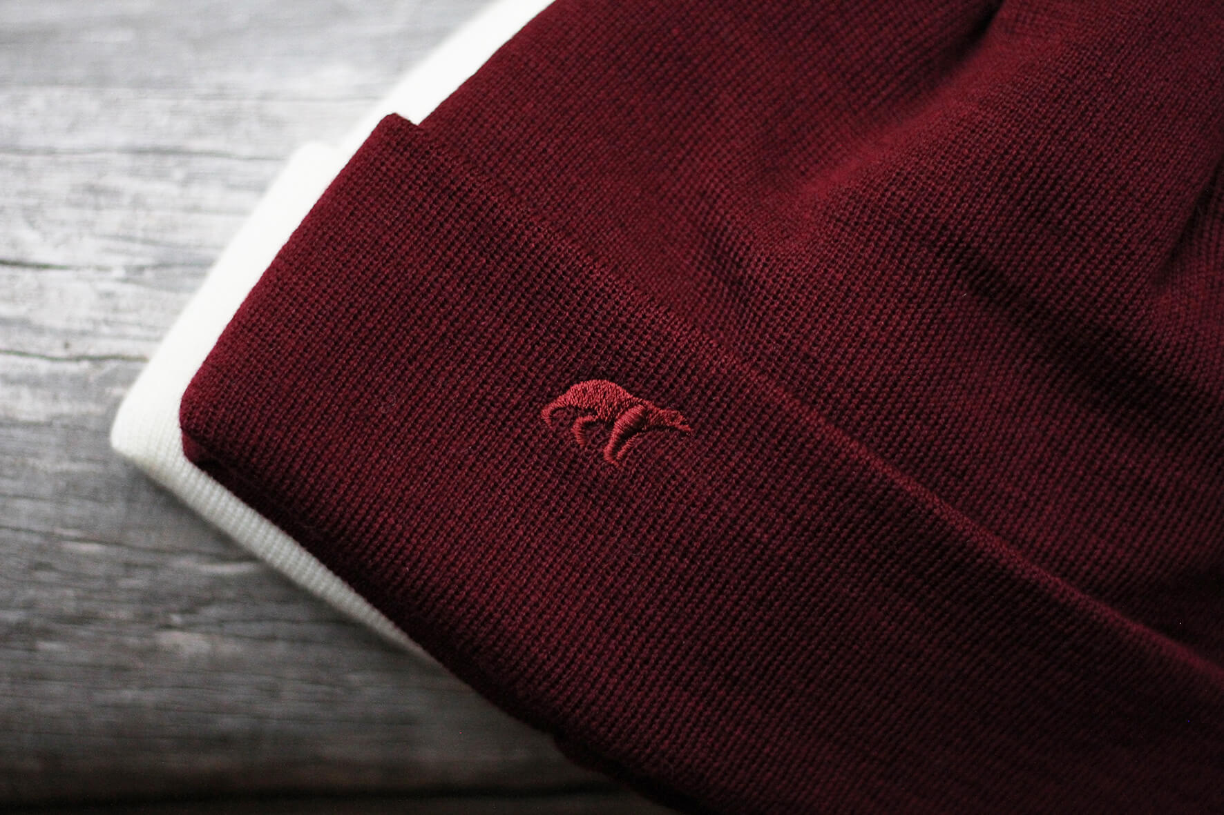 HETTA Dark Red and Off White